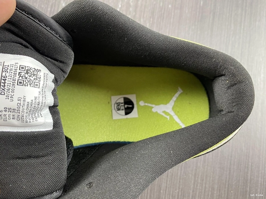 Green (W) Jordan Low Snakeskin - Vivid DX4446-301 1 1020